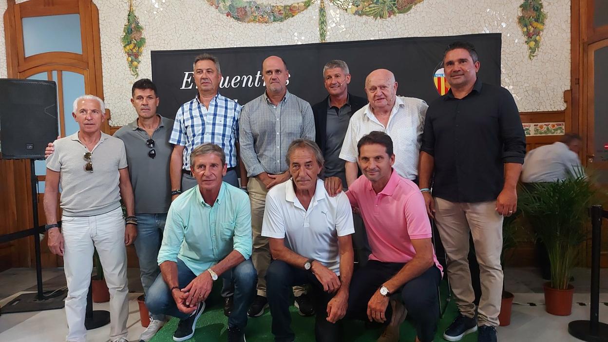 Los exjugadores del Valencia posan en la exposición 'Encuentros de Leyenda'. j. bermejo