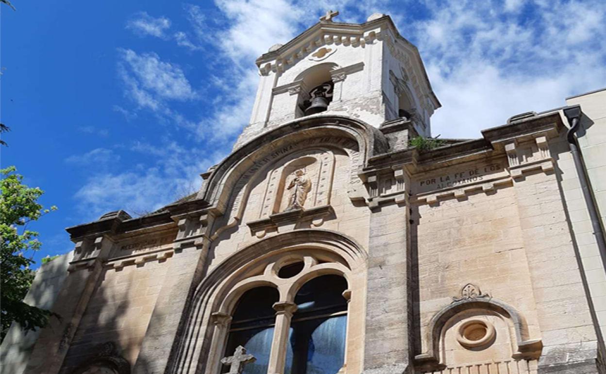 En 1886 se colocó la primera piedra de la actual ermita. 