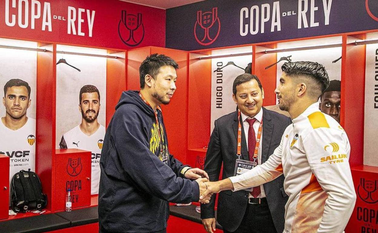 Kiat Lim saluda a Carlos Soler en la pasada final de Copa del Rey.