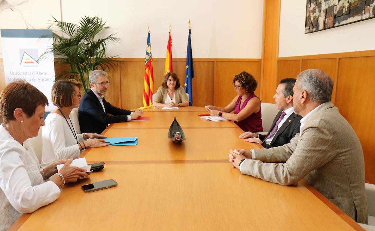 Los rectores y rectoras de las universidades públicas junto a los consellers Arcadi España y Josefina Bueno. 