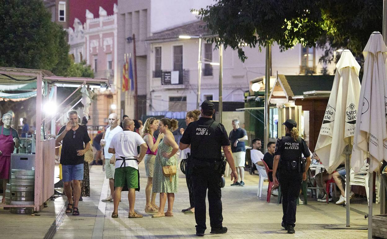 Dos agentes de la Policía Local patrullan en la zona de los barracones. 