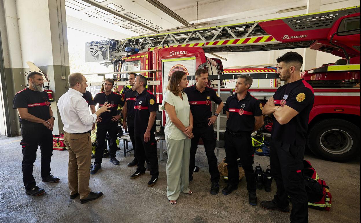 Cano y Gómez conversan con algunos de los bomberos que trabajaron en los incendios forestales. 