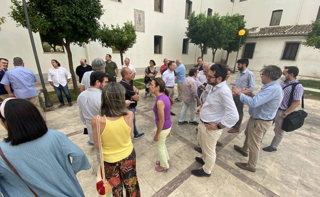 Imagen principal - Presentación a los candidatos a jurados de falleras mayores de Valencia antes de verano. 