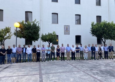 Imagen secundaria 1 - Presentación a los candidatos a jurados de falleras mayores de Valencia antes de verano. 