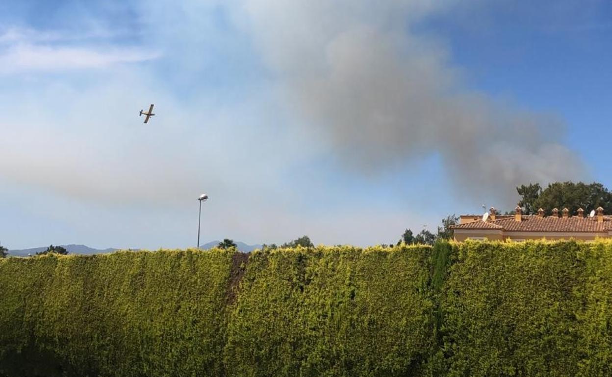 Humo del incendio, visto desde una vivienda de Oliva Nova. 