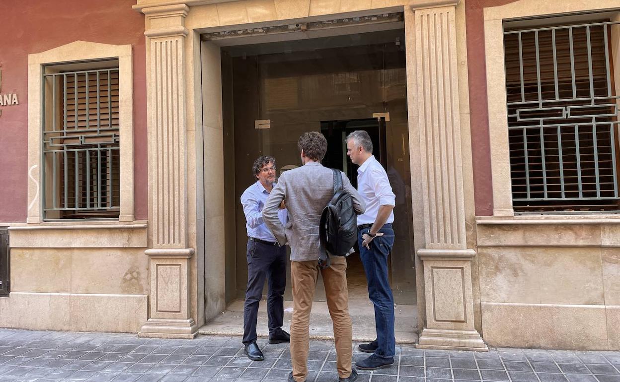 El alcalde, Josep Riera, con el conseller, Héctor Illueca y el director general, Alberto Rubio, en los salones. 