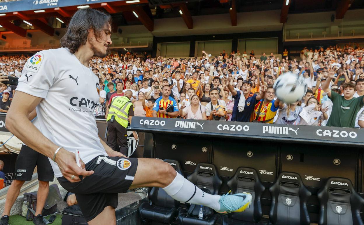 Cavani golpea el balón en su presentación. 