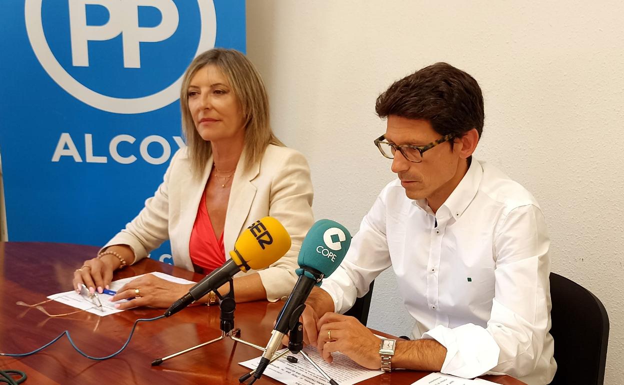 La concejala Amalia Paya, y el portavoz popular, Quique Ruiz, en la rueda de prensa de este miércoles. 