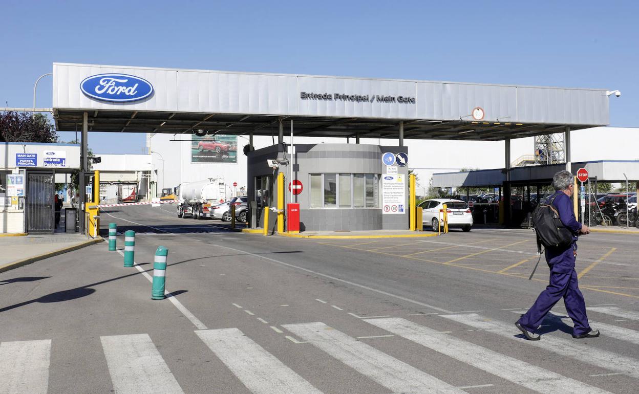 Un trabajador en la entrada de la factoría de Ford en Almussafes. 