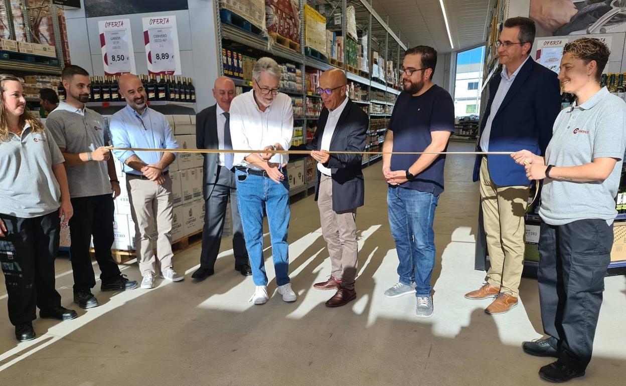 El alcalde, Ramón Marí y el concejal José Arias en la inauguración del establecimiento.  