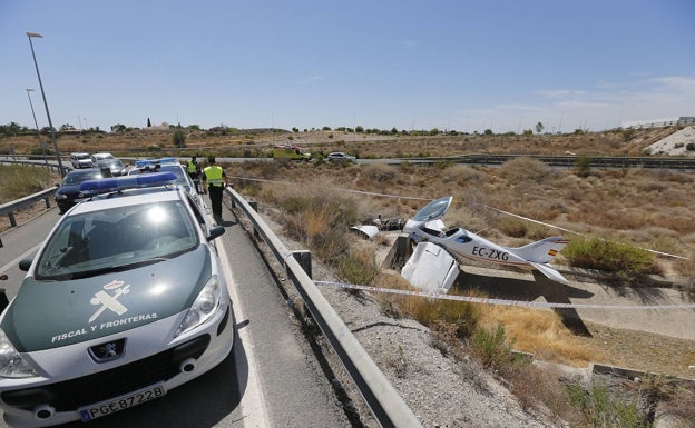 La avioneta ha quedado detenida cerca de la carretera CV-800. 