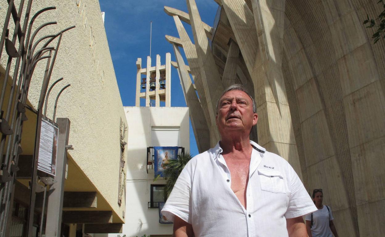 Juan Vicente Roig junto a la parroquia de Nuestra Señora del Loreto. 