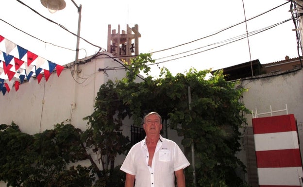 Las campanas de la iglesia asoman tras su casa. 