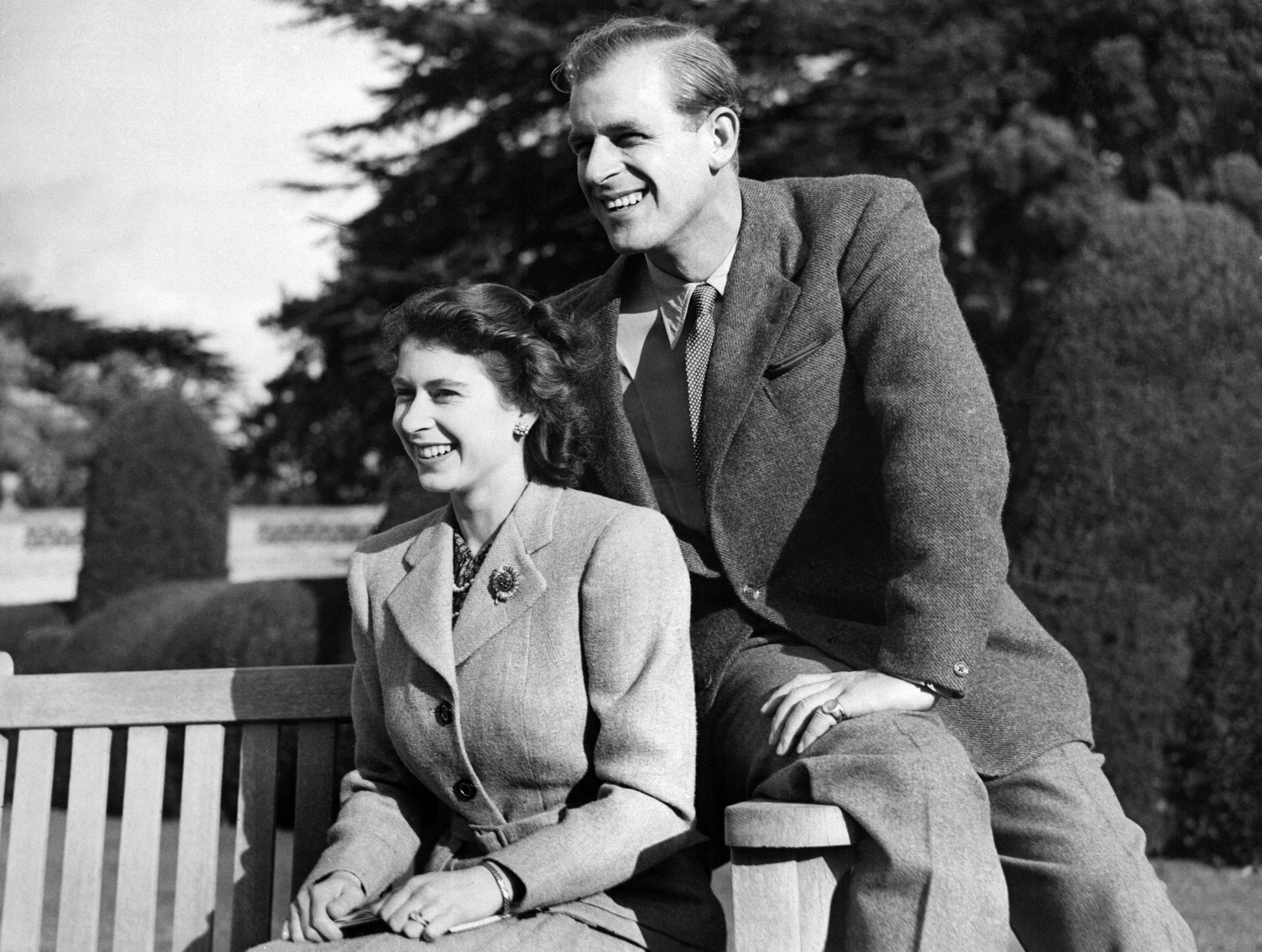 La entonces princesa Isabel y su marido, el duque de Edimburgo, durante su luna de miel el 25 de noviembre de 1947 en el estado de Broadlands, Hampshire (Inglaterra).