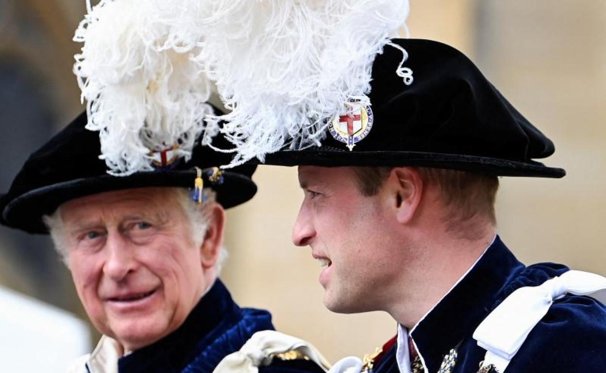 El ahorarey Carlos II con su hijo y sucesor, Guillermo.