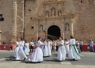 Imagen secundaria 1 - Arriba, imagen final de la procesión de Algemesí. Abajo a la izquierda, la representación del baile de la carxofa. A la derecha, los majestuosos tornejants. 