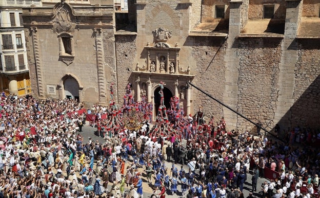 Imagen principal - Arriba, imagen final de la procesión de Algemesí. Abajo a la izquierda, la representación del baile de la carxofa. A la derecha, los majestuosos tornejants. 