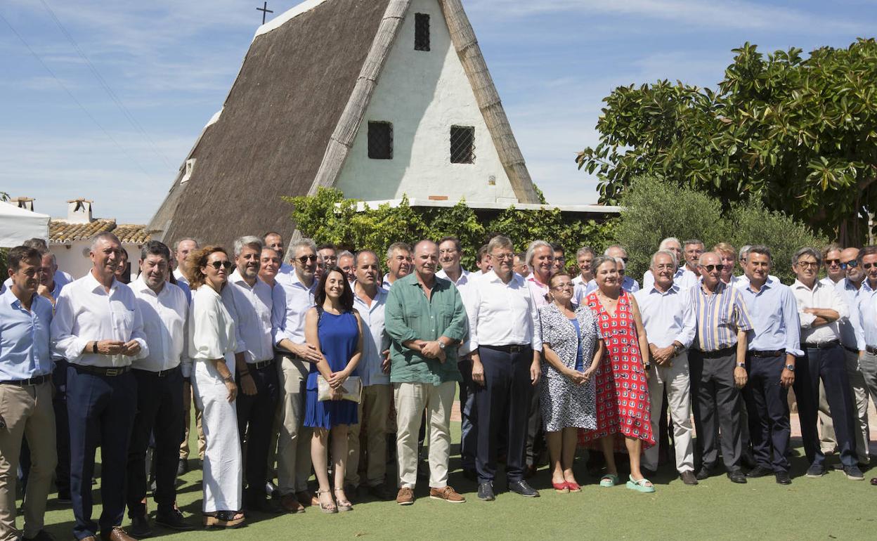 Foto de familia del encuentro empresarial en la Albufera organizado por José Vicente Morata (en el centro, con camisa verde). 