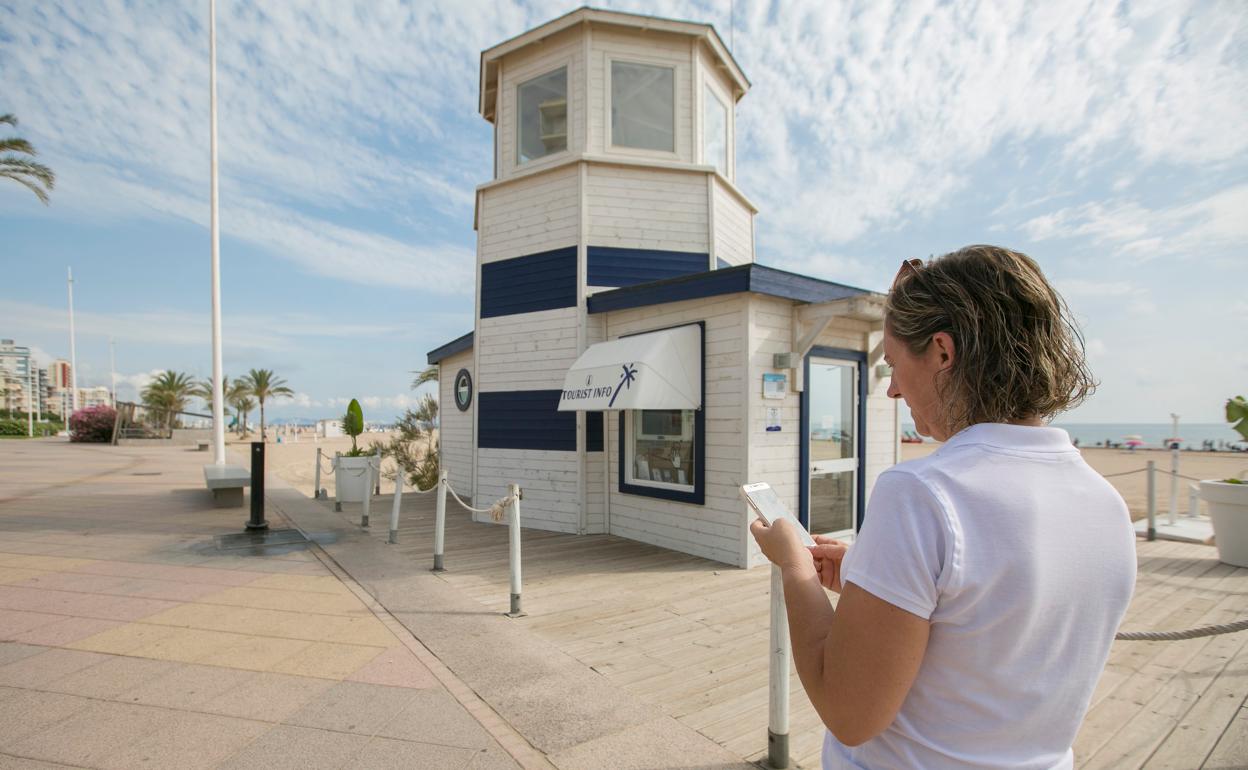 Gandia amplía el servicio de wifi gratuito en la playa