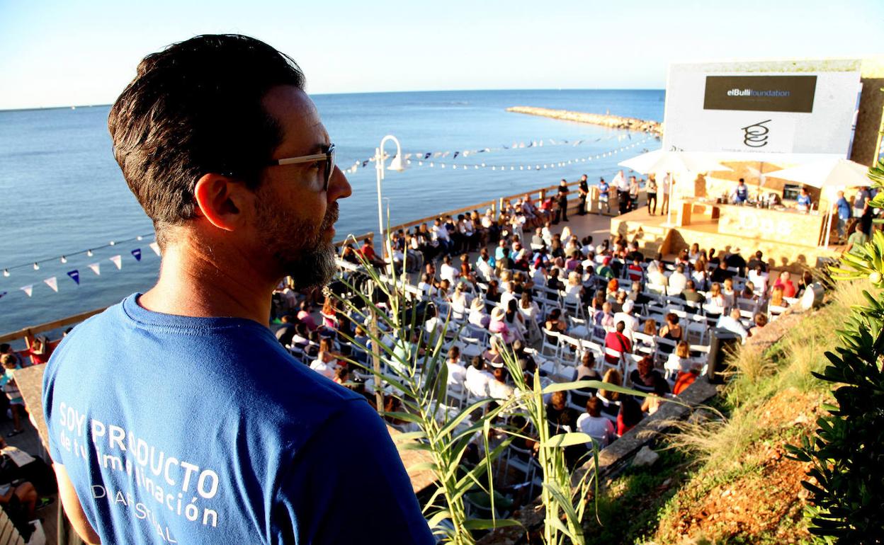 Quique Dacosta observando el desarrollo de una de las ediciones del D*na Festival Gastronómico. 