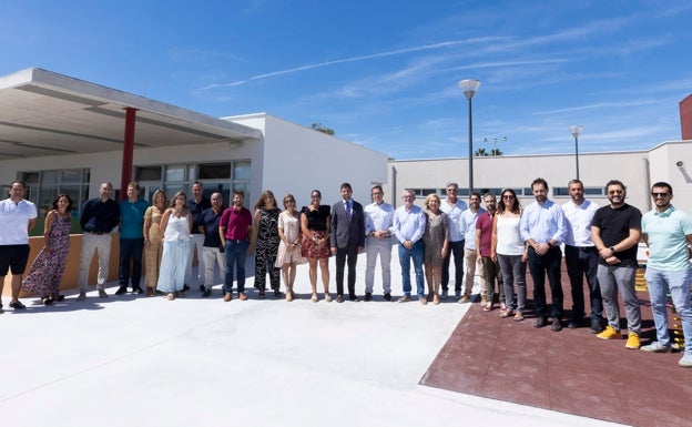 Imagen principal - Asistentes a la apertura del centro, un aula, y autoridades locales accediendo al nuevo colegio Les Foies. 