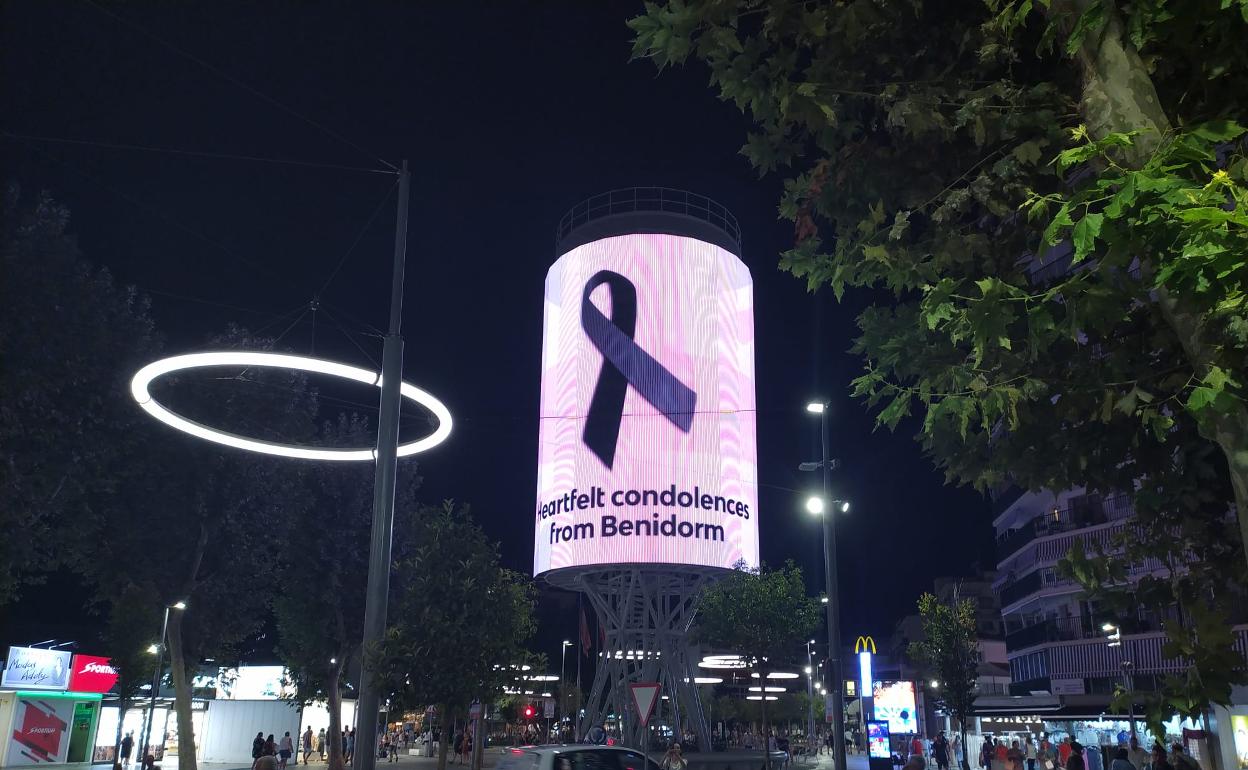 Mensaje de condolencia proyectado en el Tecnohito de Benidorm