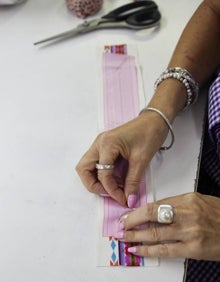 Imagen secundaria 2 - Preparativos de la colección en el taller de Dolores Cortés en Vila-Real.