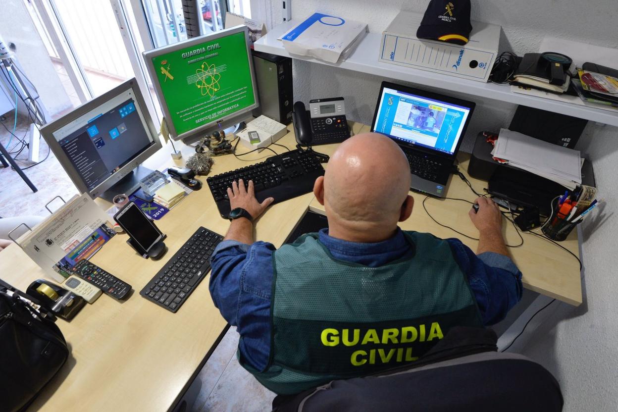 Un guardia civil especializado en la investigación de delitos tecnológicos. VICENTE VICeNS/AGM