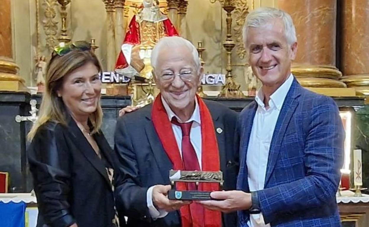 Eva Tormo, el empresario Rafa Juan y el padre Ángel.