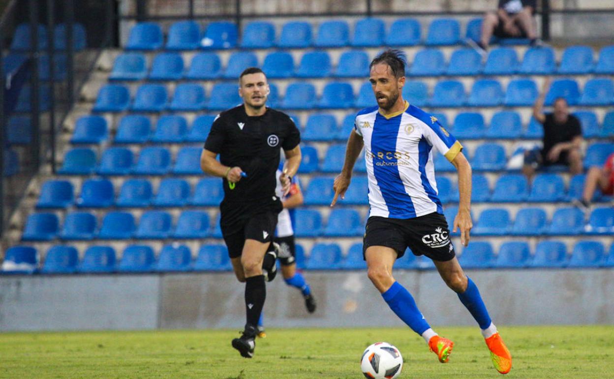 Míchel Herrero conduce el balón en el partido de este sábado en el Rico Pérez. 