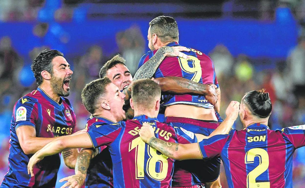 El Levante celebra su victoria frente al Villarreal B. 