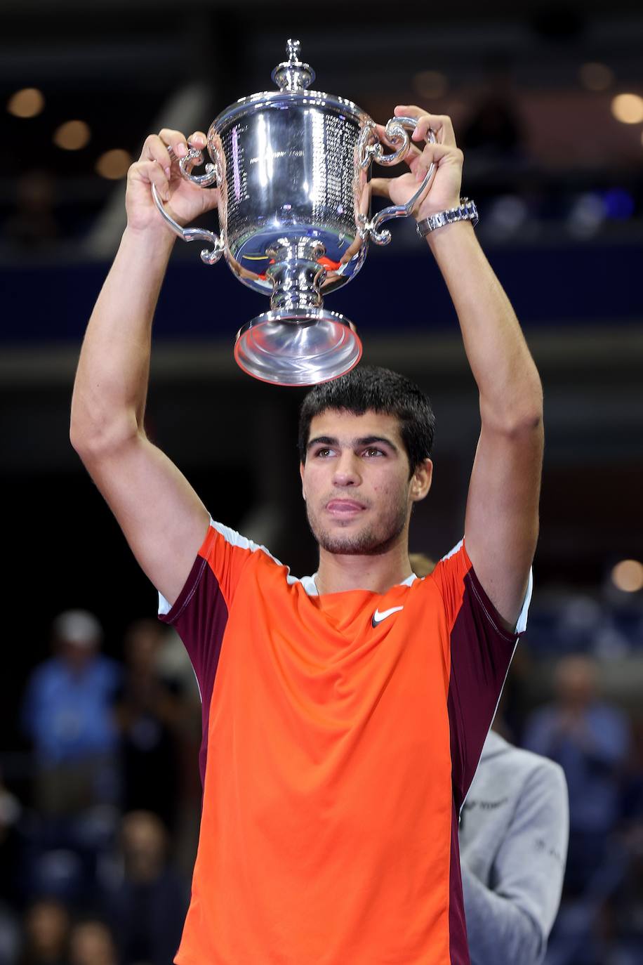 Alcaraz con el trofeo tras el partido