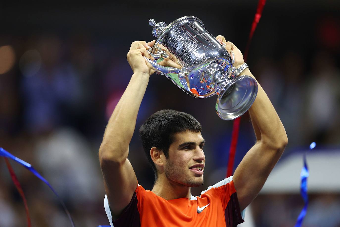 Alcaraz con el trofeo tras el partido