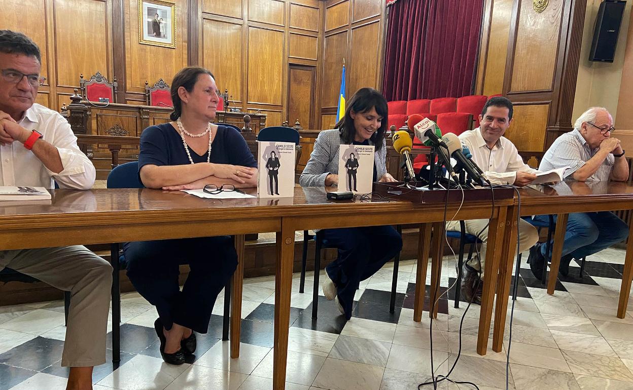 Presentación del libro a los medios de comunicación, este lunes en el Ayuntamiento de Alcoi. 