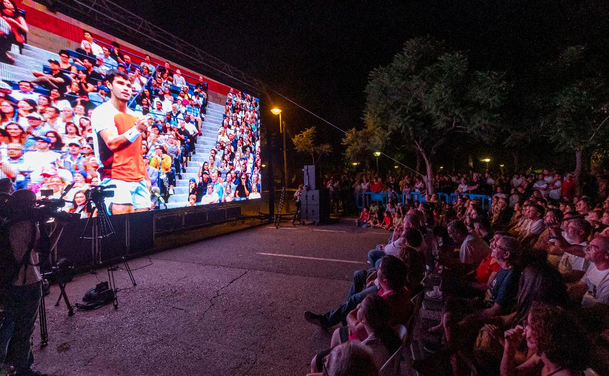 Seguidores de Alcaraz, viendo la final en Murcia.