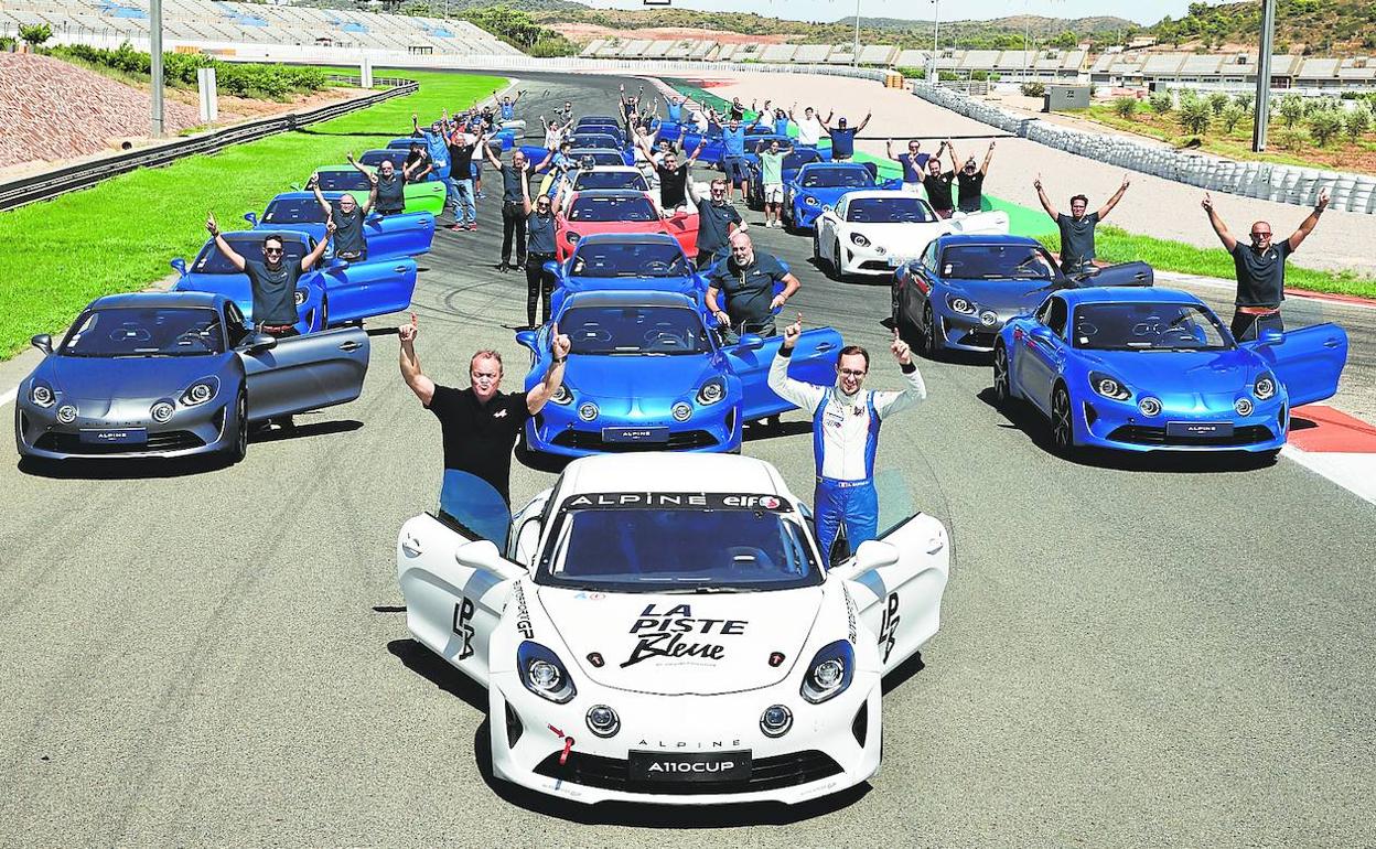 Los propietarios de modelos A110, con sus coches en el Circuit Ricardo Tormo. Debajo, las nuevas versiones y colores.