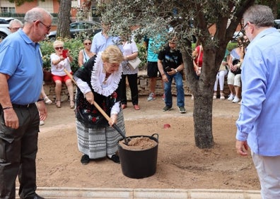 Imagen secundaria 1 - La plantación del árbol. 