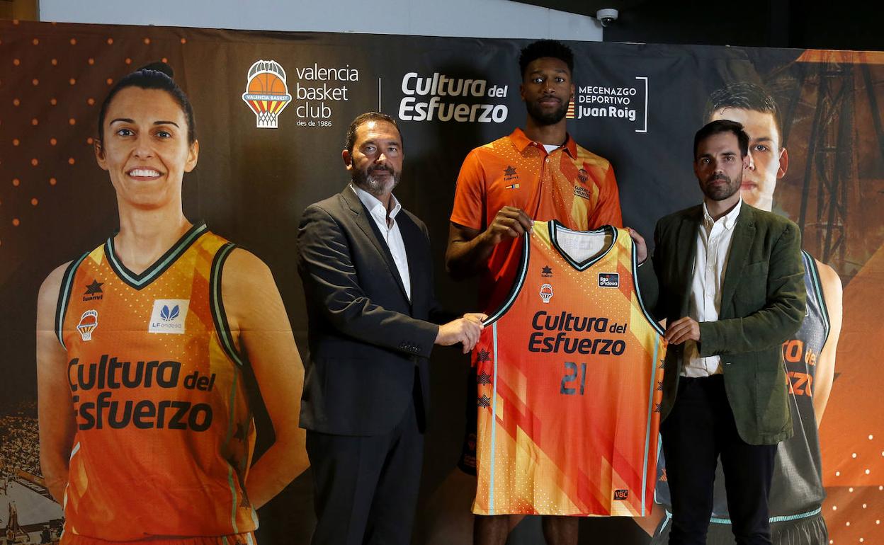 Kyle Alexander, presentado como nuevo jugador taronja. 