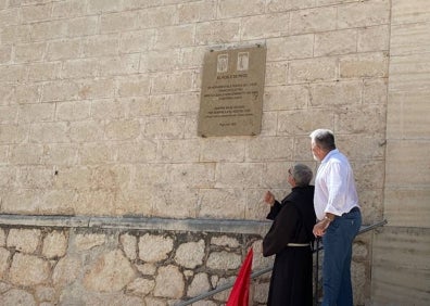 Imagen secundaria 1 - Distintos momentos de la misa y del descubrimiento de la placa. 