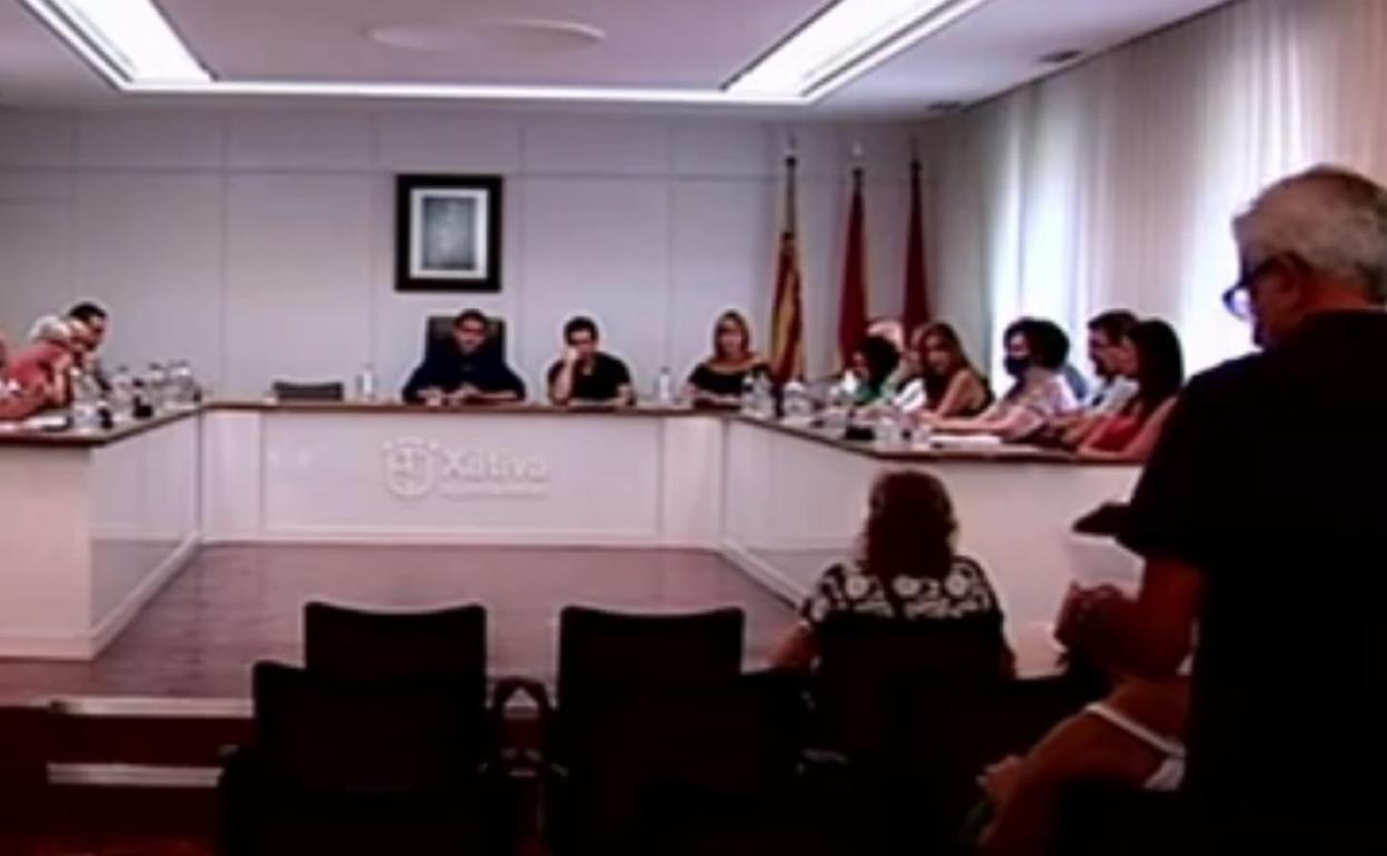 Momento del pleno de este sábado, con la intervención del portavoz de la Plataforma, Eduardo Cuñat. 