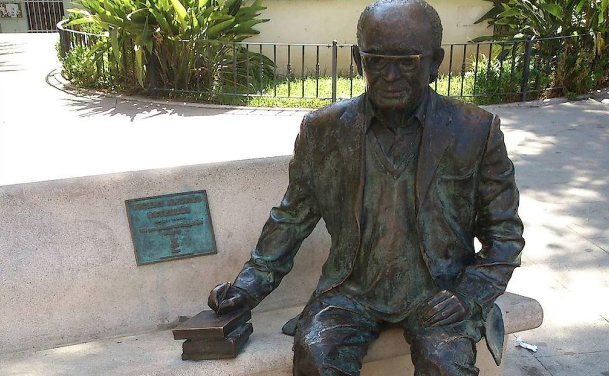 La escultura dedicada al poeta en la localidad. 