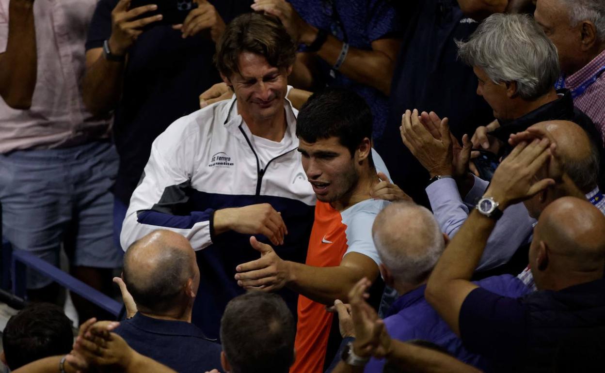 Juan Carlos Ferrero felicita a Carlos Alcaraz por su triunfo en el Open USA. 