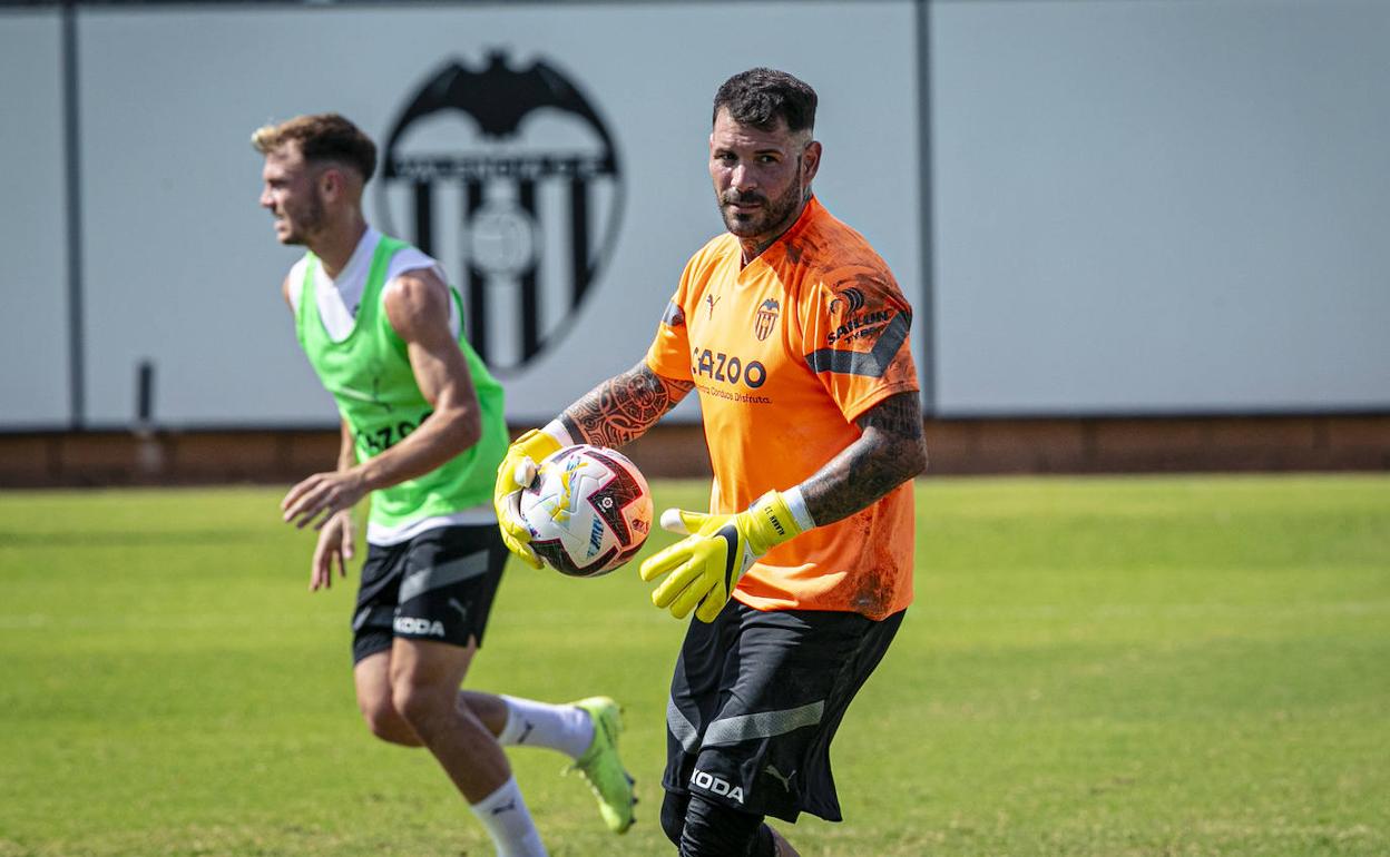 Herrerín, durante un entrenamiento con el Valencia en Paterna. 