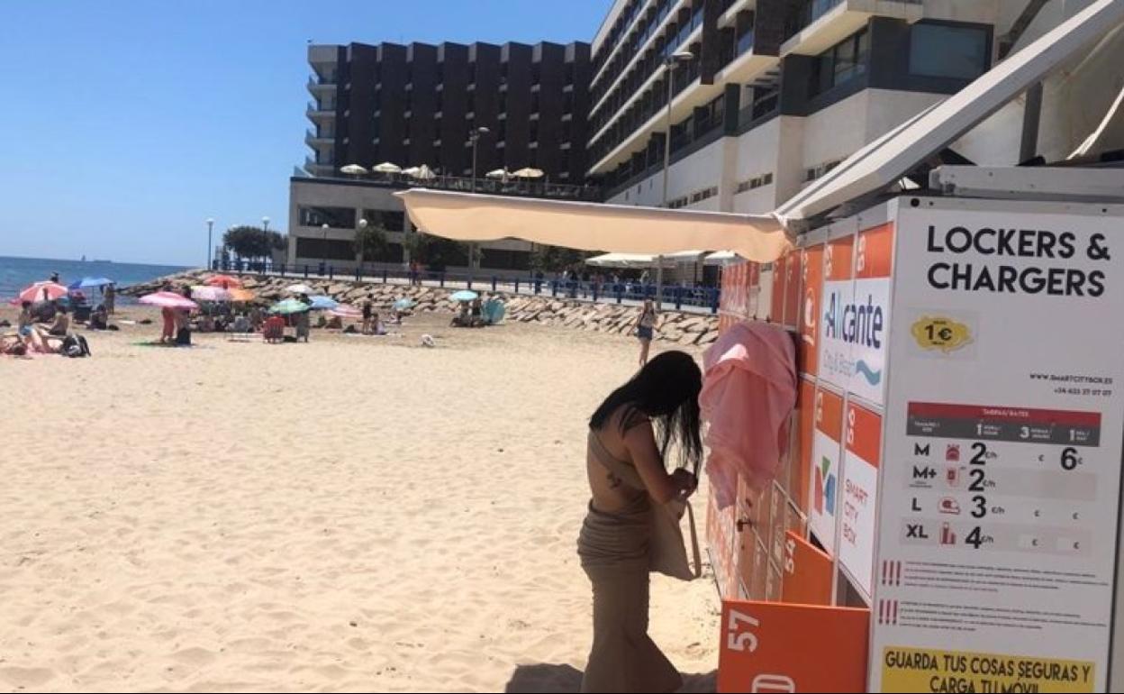 Uno de los robos se produjo en la playa del Postiguet. 