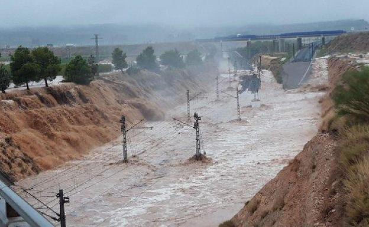 Vías del tren en el término municipal de La Font de la Figuera inundadas de agua en 2019. 