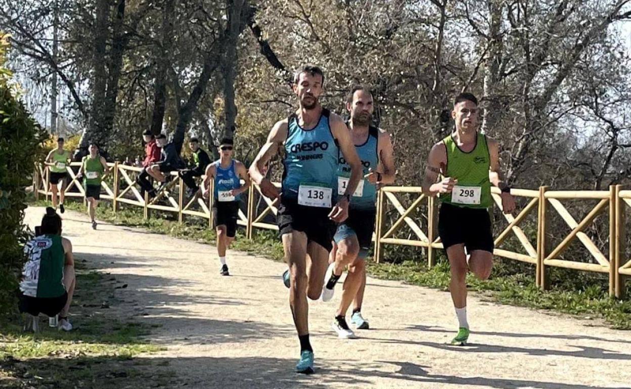 Corredores del club Crespo Runners, durante una prueba en Alzira. 