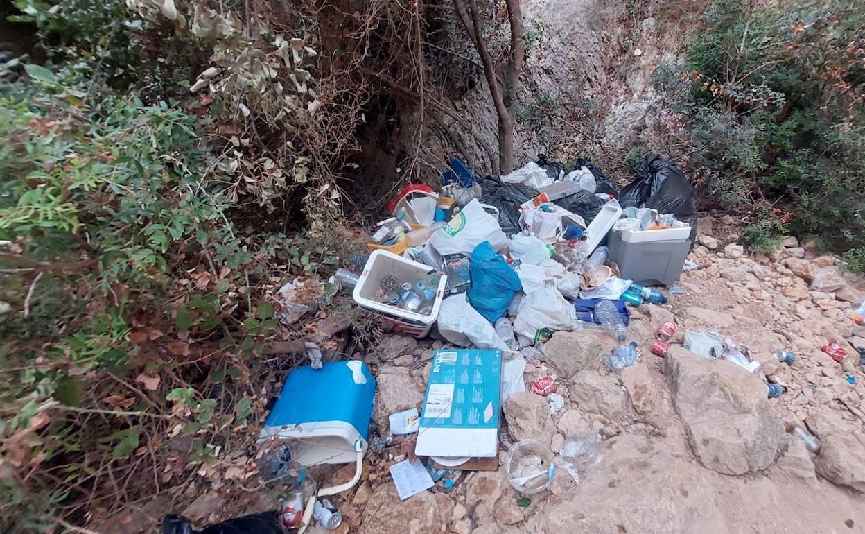 La basura que han dejado algunas personas este verano en la cala dels Testos. 