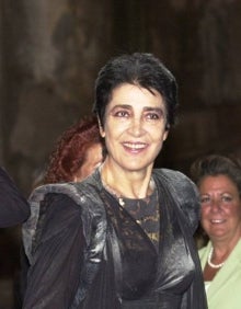 Imagen secundaria 2 - Nuria Espert, Carmen Thyssen, Consuelo Císcar, Irene Papas y Eduardo Zaplana (arriba). Representación de 'Las Troyanas', en Sagunto (abajo).