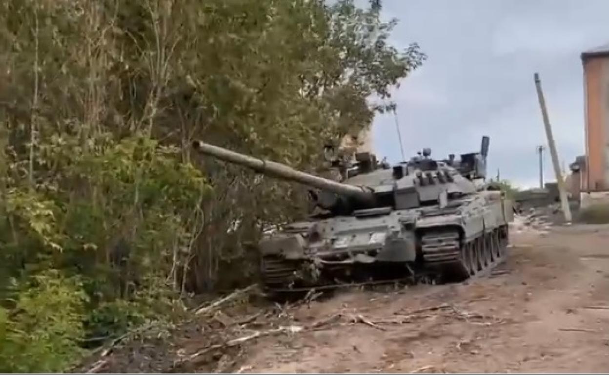 Uno de los tanques abandonados por las tropas rusas en Izium.