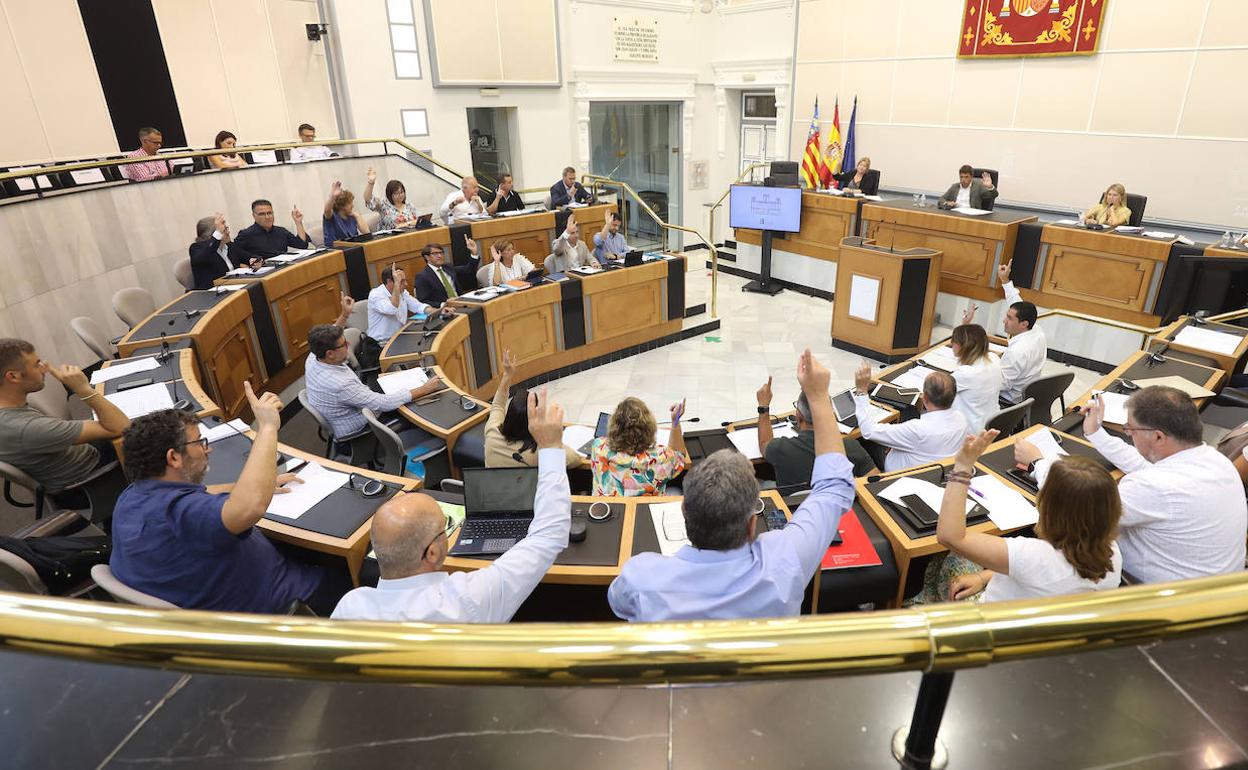 Una de las votaciones del pleno de septiembre de la Diputación de Alicante. 